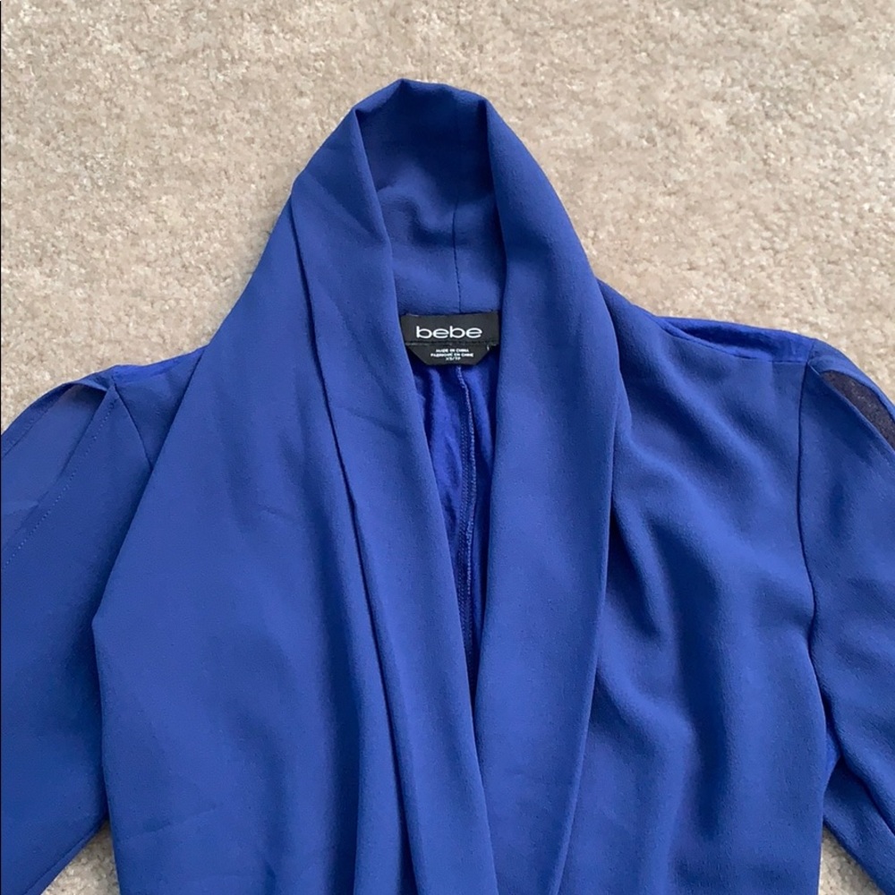 BEBE Women’s Loose Front Cut Blouse